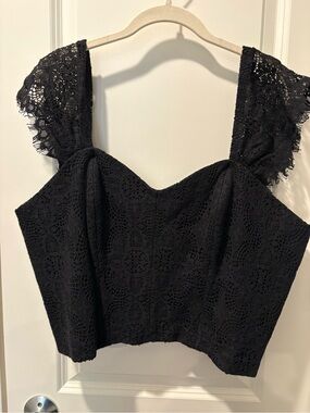 Elegant Black Lace Cropped Top with Sweetheart Neckline